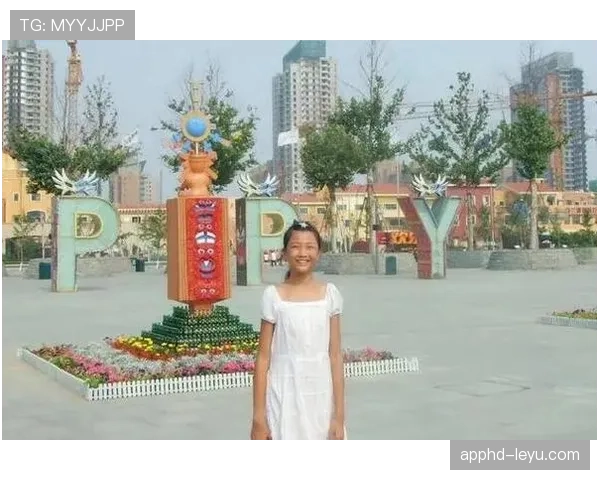 袁心玥私下穿拖鞋逛超市，队友说她衣柜里全是高定