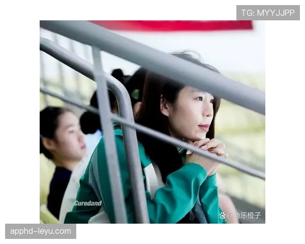 贾一凡看着像邻家小哥，刷卡那一刻像走红毯